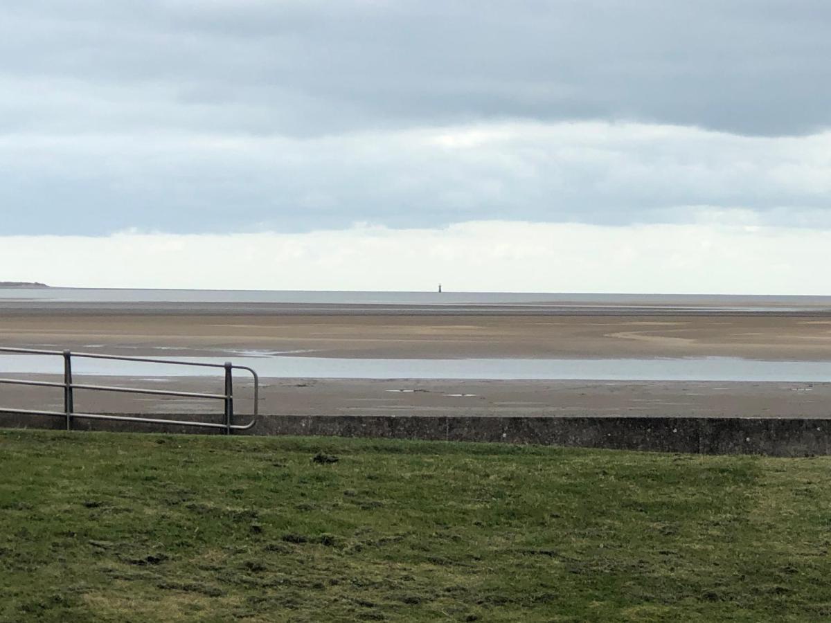 Cockledora, A Luxury Ground Floor Beachfront Apartment Llanelli Exterior foto